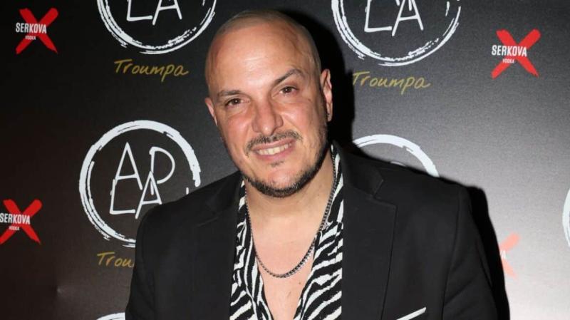 Έλληνας τραγουδιστής γύρισε σπίτι κι έπιασε την σύντροφό του με άλλον – Ποιος είναι 2 akis