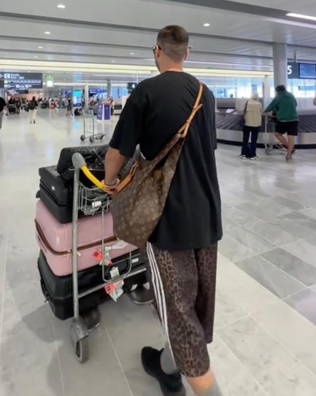 «Τι φοράει ο άλλος, πού τον πας έτσι;»: Όλοι κράζουν την Ιωάννα Τούνη, ανέβασε βίντεο τον σύντροφό της κι όλοι σχολιάζουν αυτά που φοράει 1 stigmiotypo othonis 2026 09 03 17.56.15