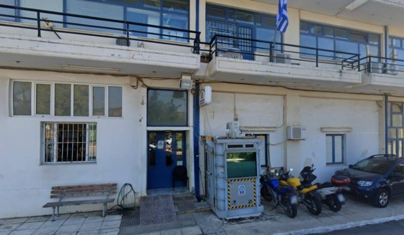 Άνδρας σε αμόκ μπούκαρε με μαχαίρι στο ΑΤ Μάνδρας: Τον πυροβόλησε αστυνομικός για να τον ακινητοποιήσει 1 mandra 1 1200x700 1