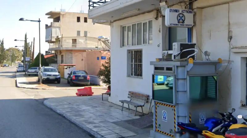 Άνδρας σε αμόκ μπούκαρε με μαχαίρι στο ΑΤ Μάνδρας: Τον πυροβόλησε αστυνομικός για να τον ακινητοποιήσει 2 at mandras
