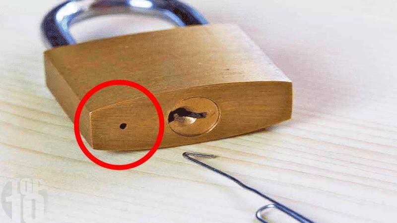 Τι είναι η μικροσκοπική τρύπα στο κάτω μέρος ενός λουκέτου 2