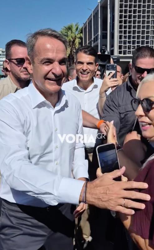 «Αγάπη μου, κούκλε μου!» Γυναίκες θαυμάστριες αποθέωσαν τον πρωθυπουργού - Η απάντηση του και πως αντέδρασε 2 stigmiotypo othonis 2026 09 05 13.40.19