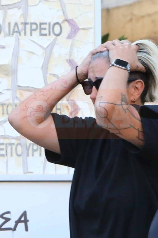 Σπαράζει η Μαρία Μαζωνάκη: Τα ουρλιαχτά της αδερφής του Γιώργου έξω από το «ΕΛΠΙΣ», λίγο μετά την ανακοίνωση του θανάτου 3 3 49