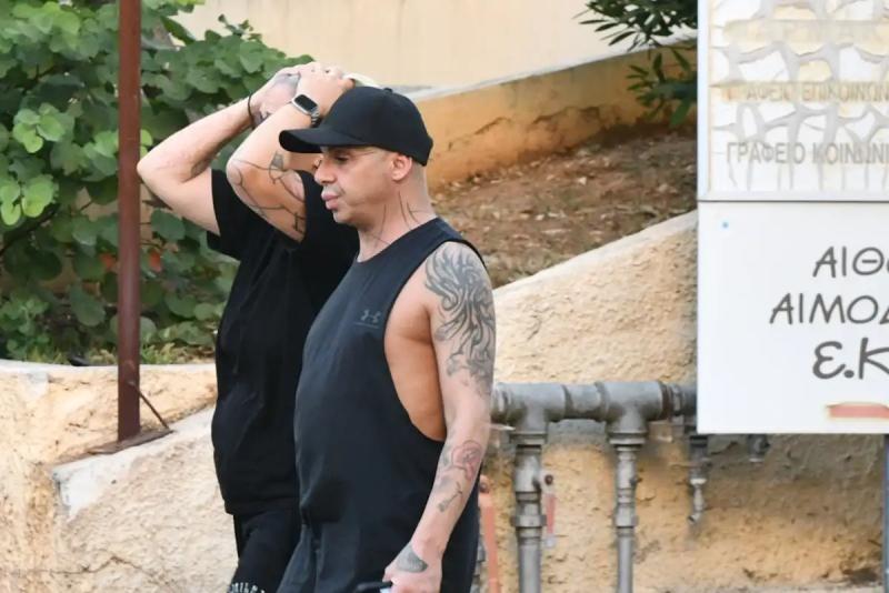 Σπαράζει η Μαρία Μαζωνάκη: Τα ουρλιαχτά της αδερφής του Γιώργου έξω από το «ΕΛΠΙΣ», λίγο μετά την ανακοίνωση του θανάτου 6 mazonakis adelfi2