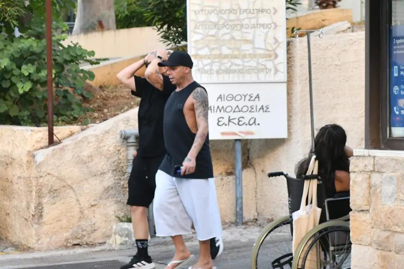 Σπαράζει η Μαρία Μαζωνάκη: Τα ουρλιαχτά της αδερφής του Γιώργου έξω από το «ΕΛΠΙΣ», λίγο μετά την ανακοίνωση του θανάτου 7 mazonakis adelfi3
