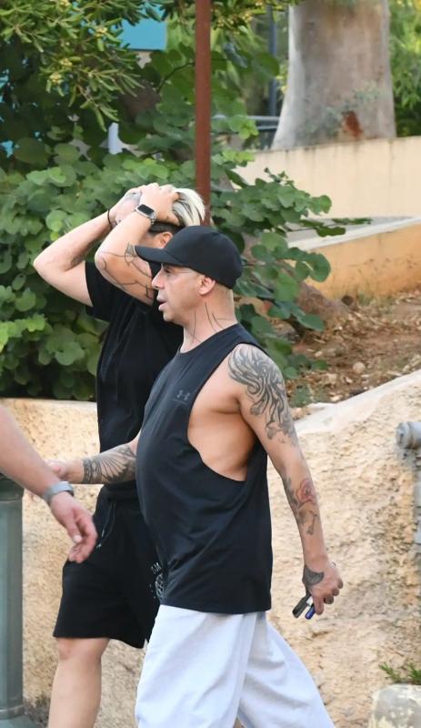 Σπαράζει η Μαρία Μαζωνάκη: Τα ουρλιαχτά της αδερφής του Γιώργου έξω από το «ΕΛΠΙΣ», λίγο μετά την ανακοίνωση του θανάτου 8 mazonakis adelfi4