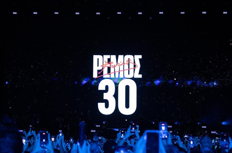 Η μητέρα του Αντώνη Ρέμου τον καμάρωσε συγκινημένη στη συναυλία του – Βρέθηκε ανάμεσα στο κοινό 3 30 xronia remos synaylia thessaloniki scaled