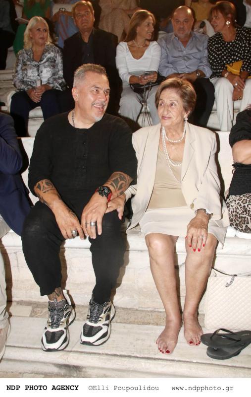Η μητέρα του Αντώνη Ρέμου τον καμάρωσε συγκινημένη στη συναυλία του – Βρέθηκε ανάμεσα στο κοινό 4 1 57 scaled