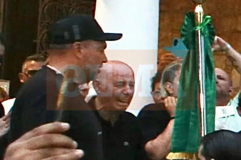 Μαζωνάκης: Σπάραξε ο πατέρας του πάνω από το φέρετρό του – Τραγική φιγούρα οι αδερφές του στη Νίκαια 2 oikogenia mazwnaki