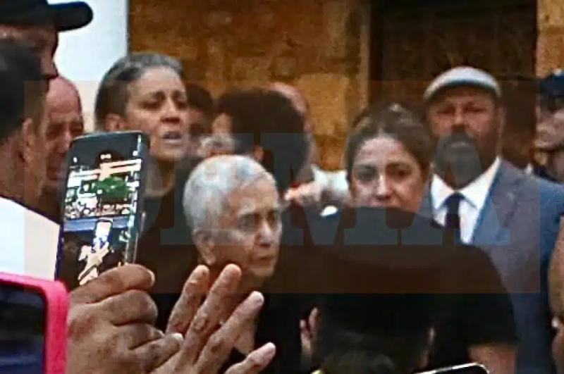 Μαζωνάκης: Σπάραξε ο πατέρας του πάνω από το φέρετρό του – Τραγική φιγούρα οι αδερφές του στη Νίκαια 3 mhtera mazwnaki