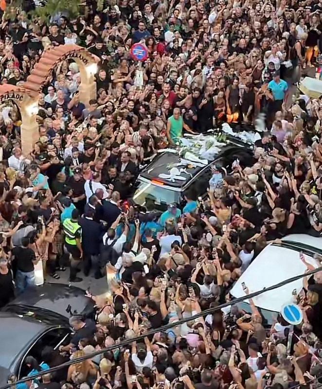LIVE: Γιώργος Μαζωνάκης: Η λαϊκή αγρυπνία στη Νίκαια – Πλήθος κόσμου για το τελευταίο «αντίο» 2 hshf0oubgaas8gd