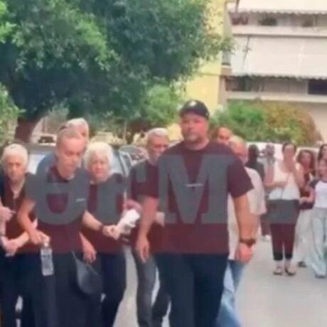 Η εικόνα που συγκλόνισε στη Νίκαια: Η στιγμή που περνάει το φέρετρο του γιού του μπροστά του και Καταρρέει 2 371 460x460 1