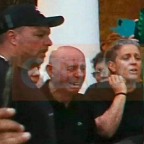 Η εικόνα που συγκλόνισε στη Νίκαια: Η στιγμή που περνάει το φέρετρο του γιού του μπροστά του και Καταρρέει 1 370 460x460 1