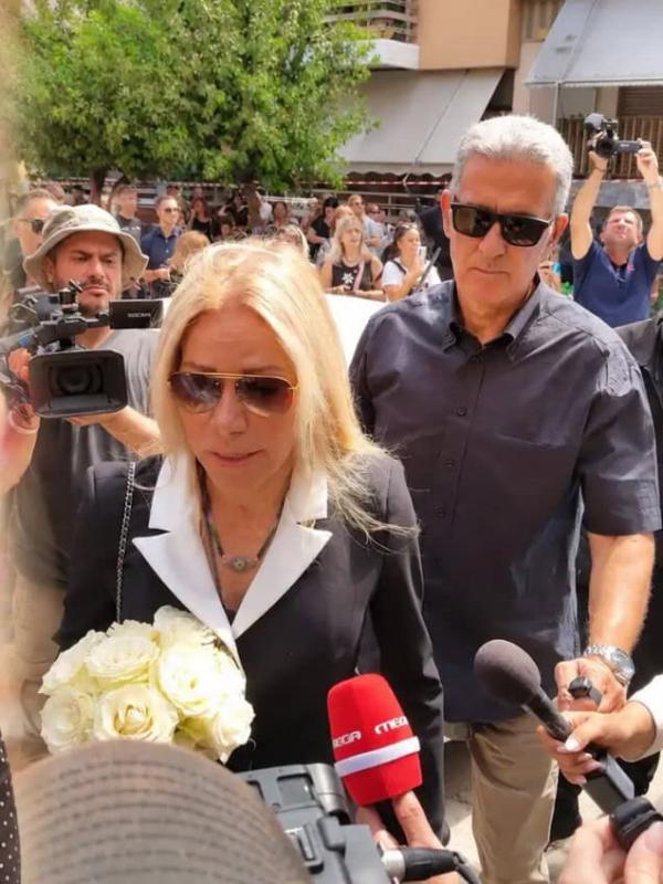 Κηδεία Μαζωνάκη: Η Λάτση άβαφτη με λυγμούς πάνω στο φέρετρο-«Γιώργο ζεις, σήκω πάνω» 1 1 1 76 1