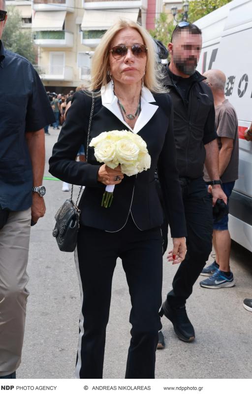 Κηδεία Μαζωνάκη: Η Λάτση άβαφτη με λυγμούς πάνω στο φέρετρο-«Γιώργο ζεις, σήκω πάνω» 3 2 38 scaled