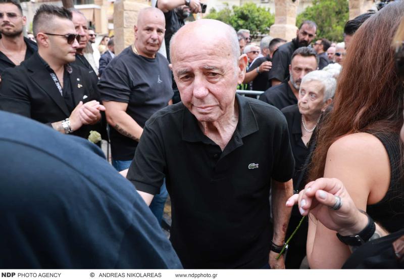 Κηδεία Μαζωνάκη: H εντολή του πατέρα του - «Αυτό είναι το αντικείμενο που θα βάλετε μέσα στο φέρετρο του γιου μου» 1 2 40 scaled