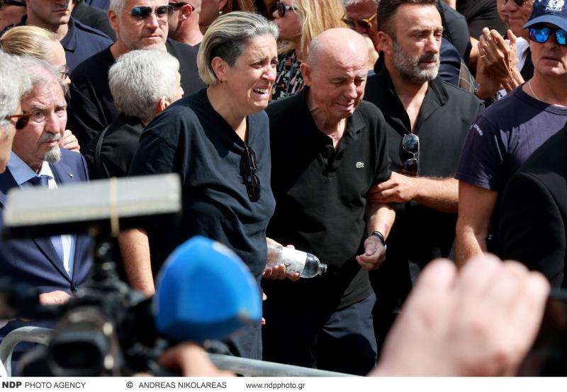 Κηδεία Μαζωνάκη: H εντολή του πατέρα του - «Αυτό είναι το αντικείμενο που θα βάλετε μέσα στο φέρετρο του γιου μου» 3 4 21 scaled