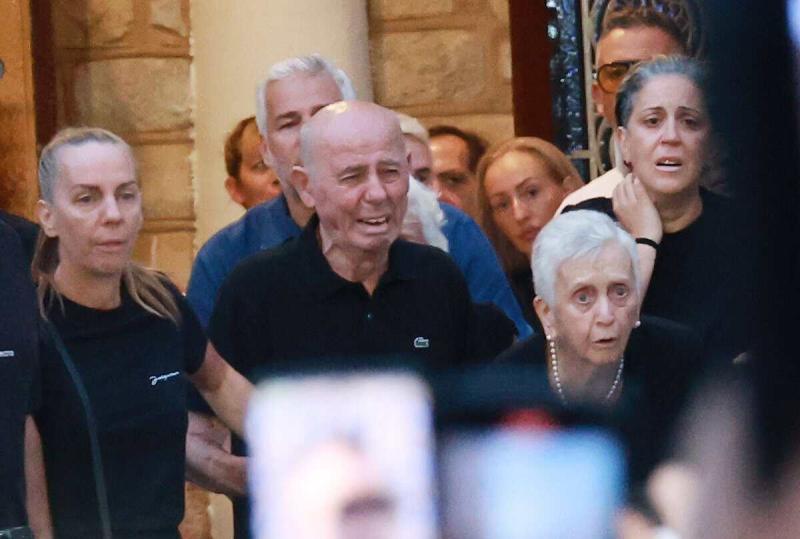 Κηδεία Μαζωνάκη: H εντολή του πατέρα του - «Αυτό είναι το αντικείμενο που θα βάλετε μέσα στο φέρετρο του γιου μου» 4 1 221