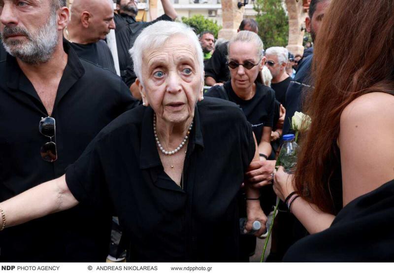 Κηδεία Μαζωνάκη: Μπήκαμε μέσα στο νεκροταφείο – Δείτε σε βίντεο ό,τι συμβαίνει τώρα! Του άνοιξαν το φέρετρο πριν τον βάλουν στο χώμα; 1 1 225 scaled 1