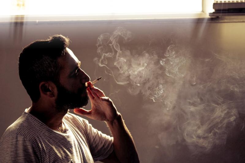 Auτά είναι τα 8 πράγματα που πρέπει να κóψετε για να μην γεράσετε γρήγορα - Το τελευταίο θα σας εκπλήξει 2 free photo of man smoking cigarette