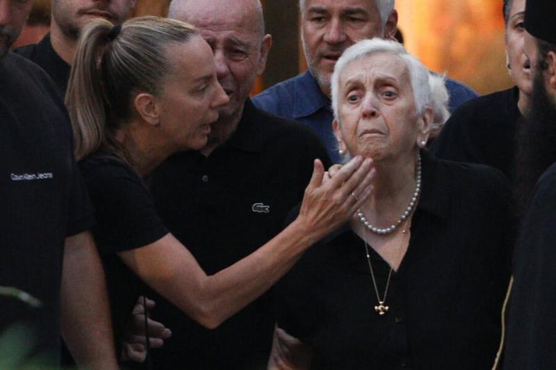 Τα πρώτα λόγια της χαροκαμένης μάνας μετά την προφυλάκιση των γιατρών: «Γιώργο μου, μωρό μου, αγάπη μου, τους βάλανε στη φυλακή» – Σε ποιανού την αγκαλιά λύγισε 3 mazwnakis oikogeneia agrypnia 7 4a86e1fbd6048d41