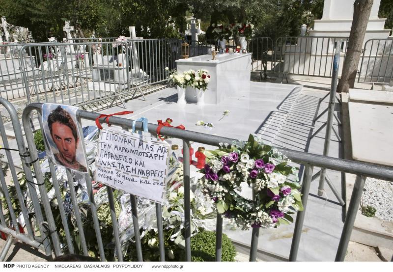 «Λύγισε» ο Τσαλίκης στο μνήμα του Γιώργου Μαζωνάκη - Με σκυμμένο το κεφάλι και καθιστός με λουλούδια στα χέρια - Η αποστομωτική απάντηση του στα αρνητικά σχόλια 2 1 89 scaled
