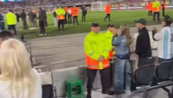 Έκλαψε ακόμα και ο σεκιούριτι στο αντίο του Μέσι στην Αργεντινή (ΒΙΝΤΕΟ)